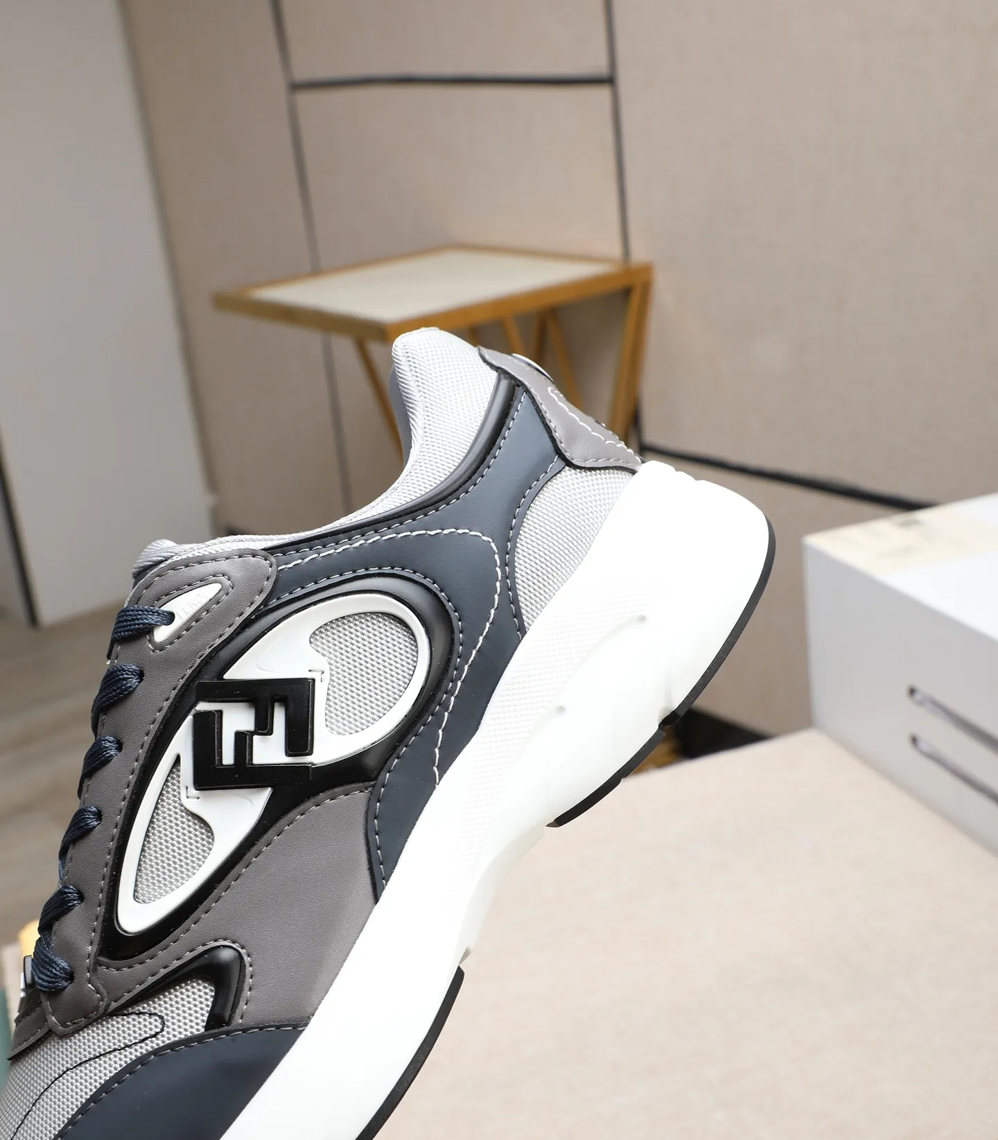 Ex-factory price 760 (high version) [Fendi] Fendi’s latest casual shoes for men! Available at counters simultaneously! A one-to-one replica of the original. Made entirely of imported top-grain calfskin, the interior is made of top-grain water-dyed cowhide, and the original factory-supplied rubber outsole. Leading new fashion concepts. Matching code: 39-44. 38.45 can be customized and cannot be returned or exchanged!